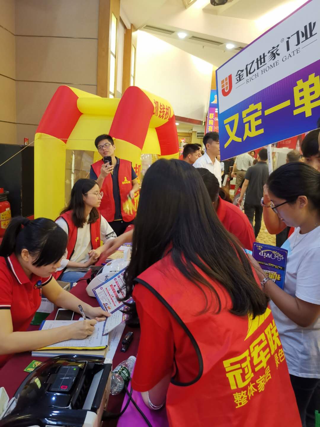 ”冠軍聯(lián)盟放肆購”，金億世家門窗火爆全場，大獲全勝！