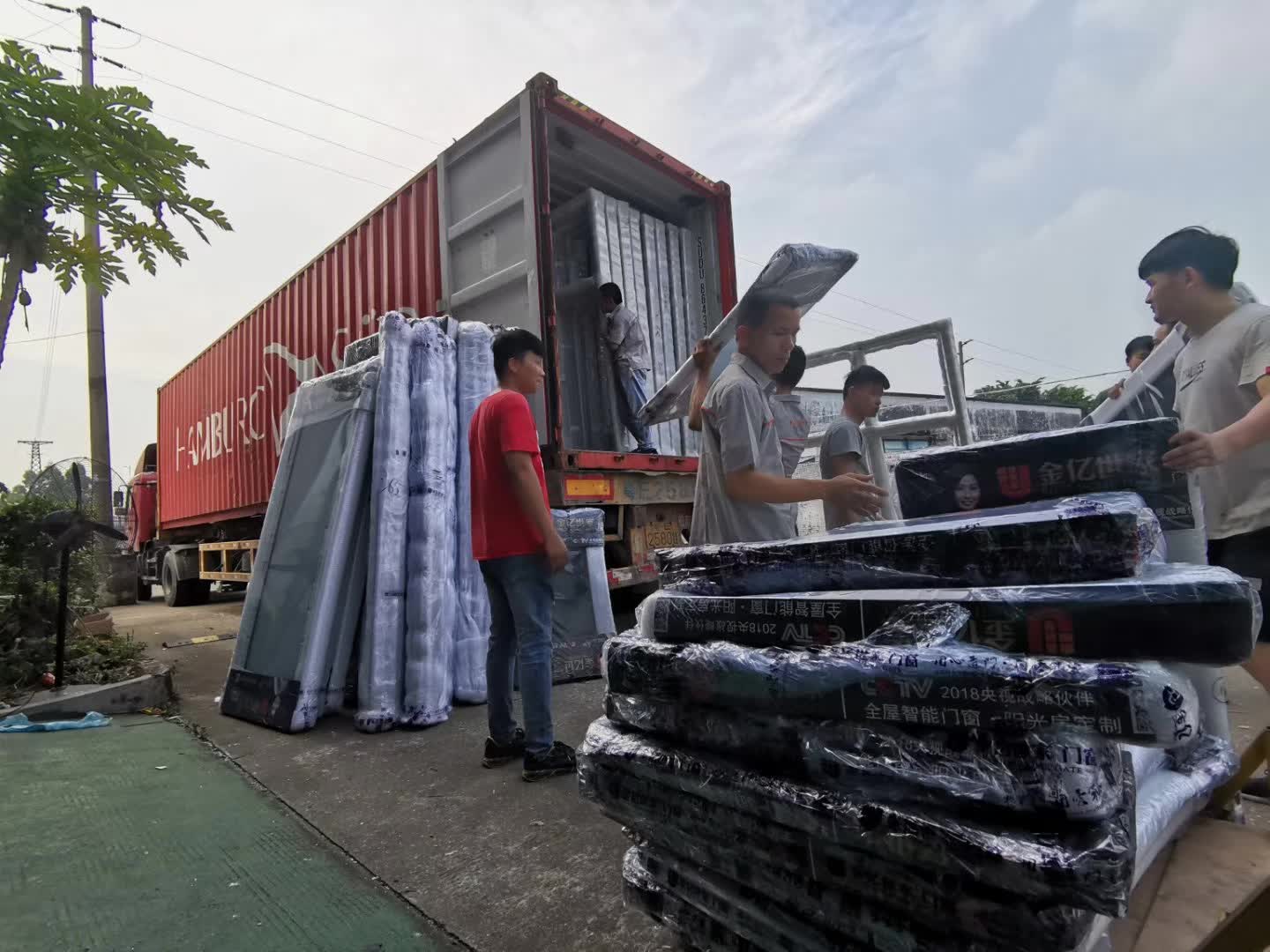 全屋門窗定制廠家金億世家門窗又裝大貨柜車！向斐濟島國進發！