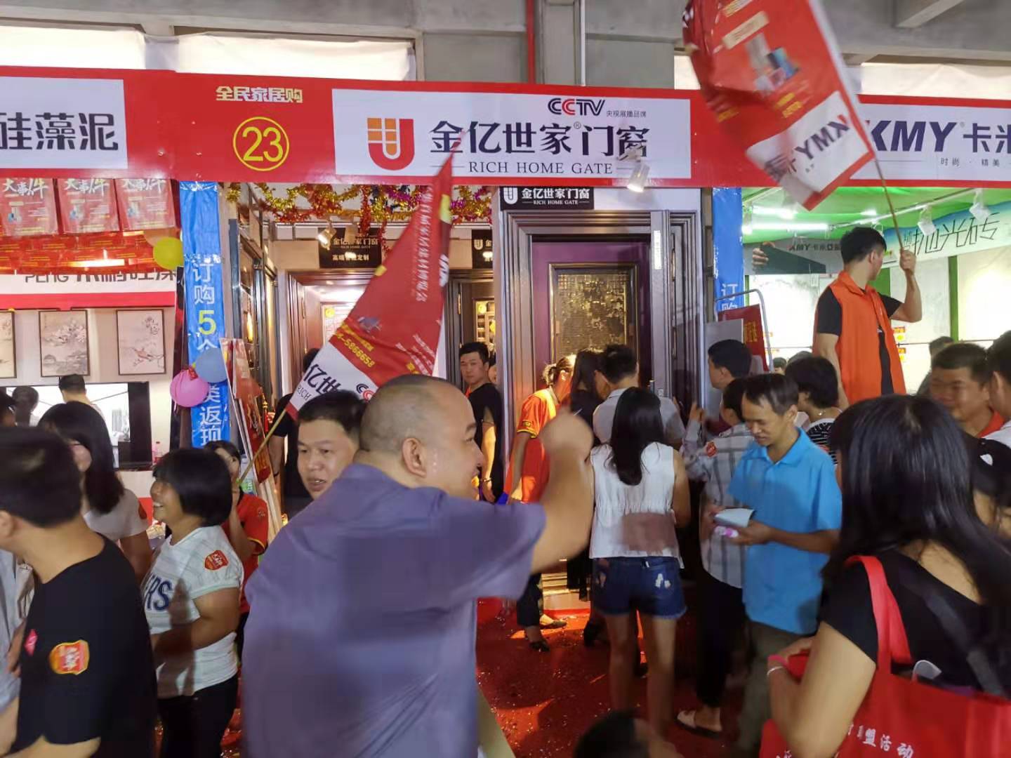 全屋門窗定制廠家金億世家門業門窗亮相懷集家博會，全場一片人海