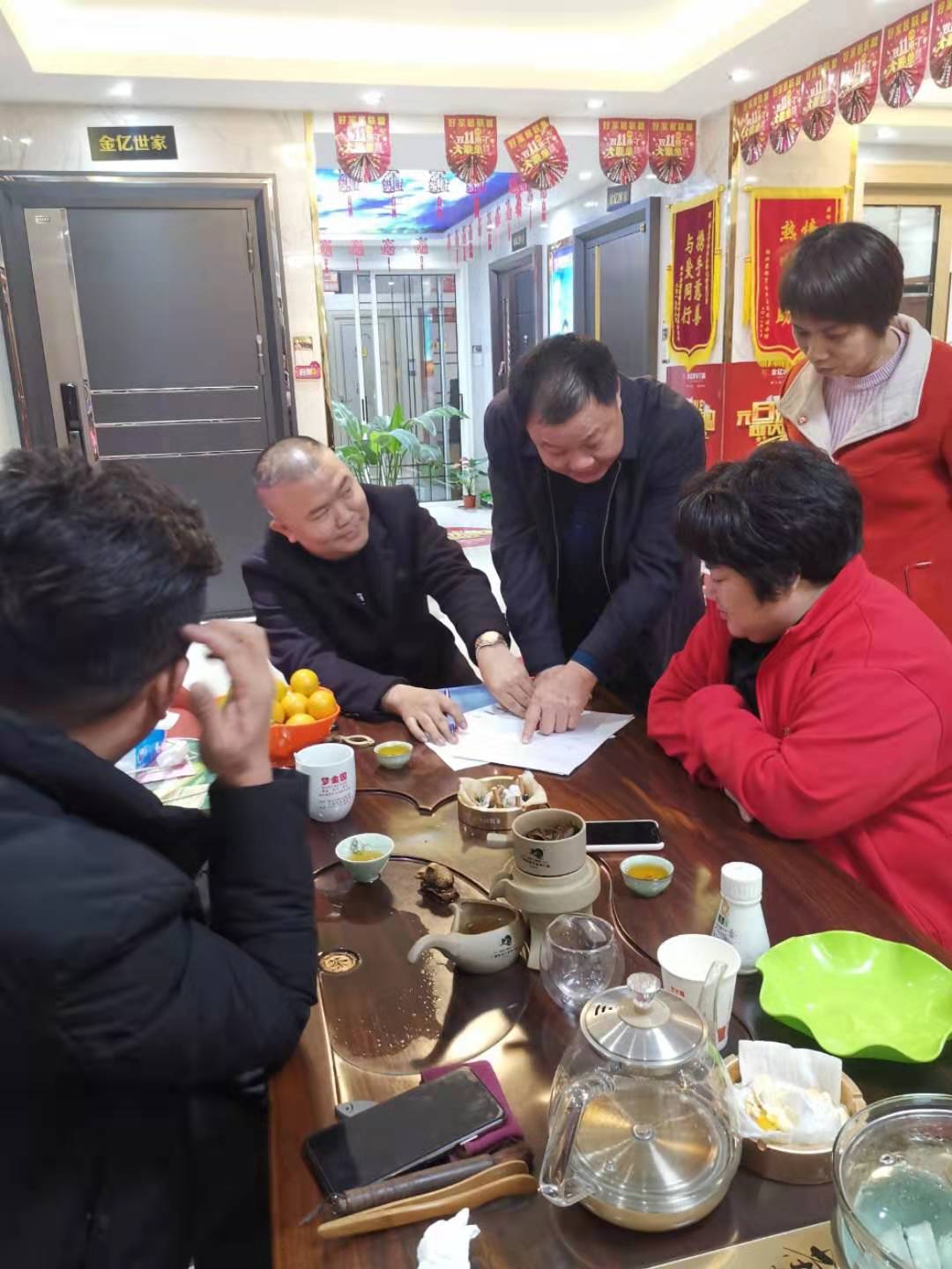 全屋門窗定制廠家金億世家門業(yè)余董巡回考察各地專賣店
